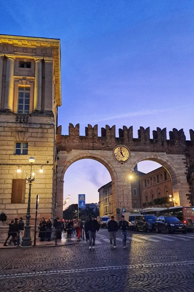 Portoni_Bra_Verona Portoni della Bra Verona di notte itinerario
