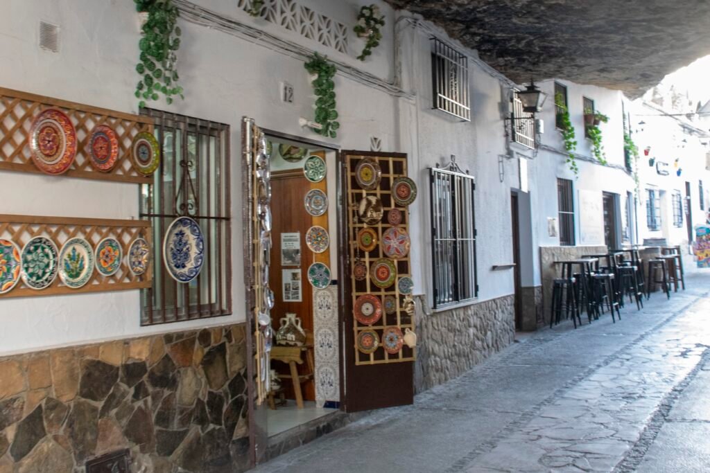 Visitare il Pueblo blanco di Setenil de Las Bodegas in camper