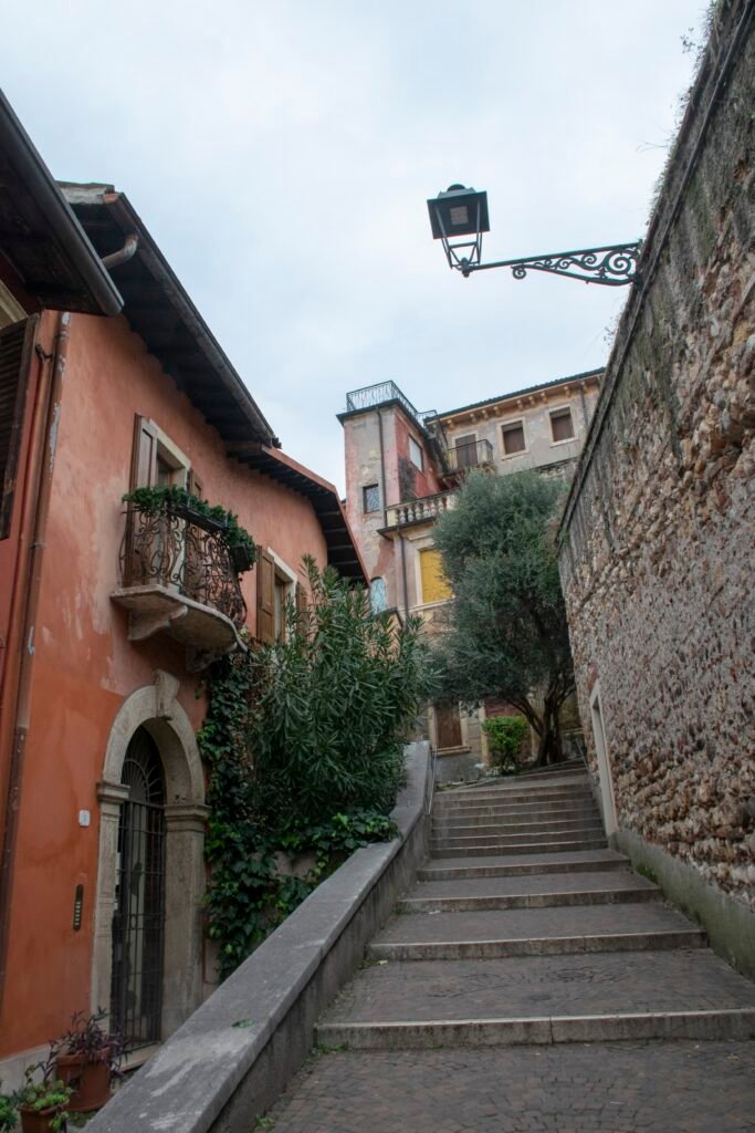 Verona_scalinata_San_Pietro Vicoli Colle San Pietro Verona tour gratuito