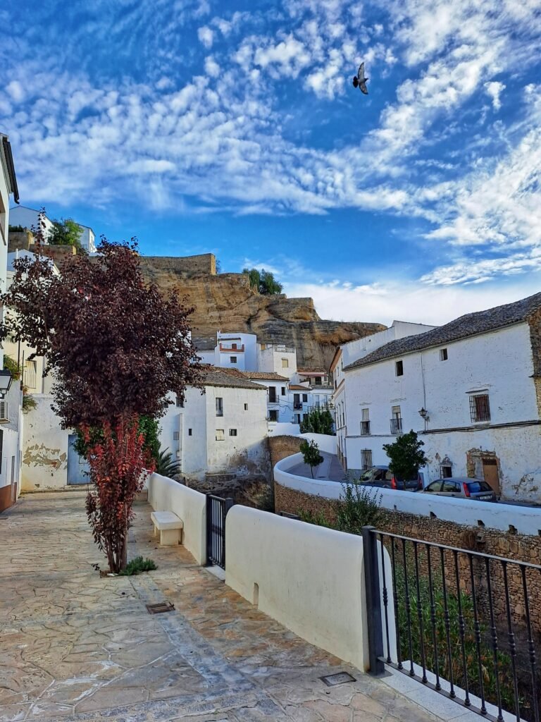 Passeggiare tra i vicoli del pueblo blanco di Setenil las Bodegas