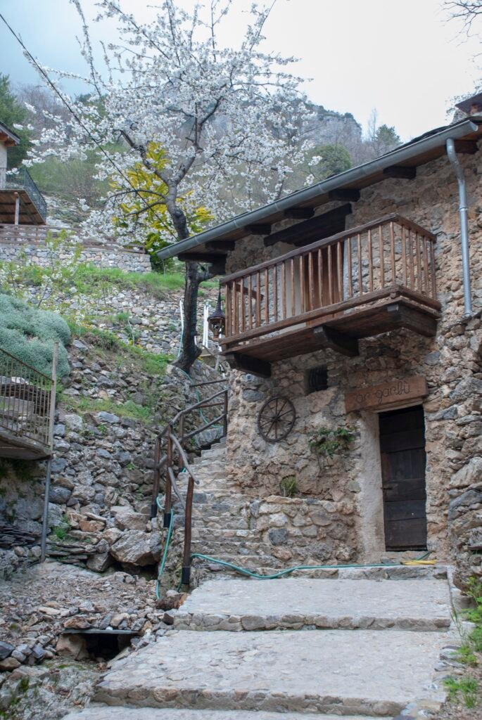 Borgo-Granile-Valle-Roya Granile, un piccolo borgo alpino in pietra della Valle Roya, circondato da boschi e montagne