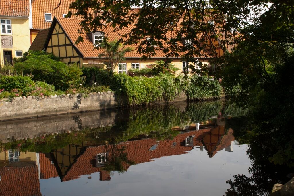 Visita di Koge in Danimarca passeggiata lungo il porto