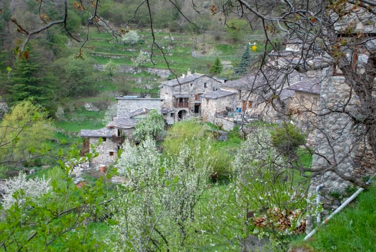 Vista su Granile, un piccolo borgo alpino della Valle Roya, circondato da boschi e montagne