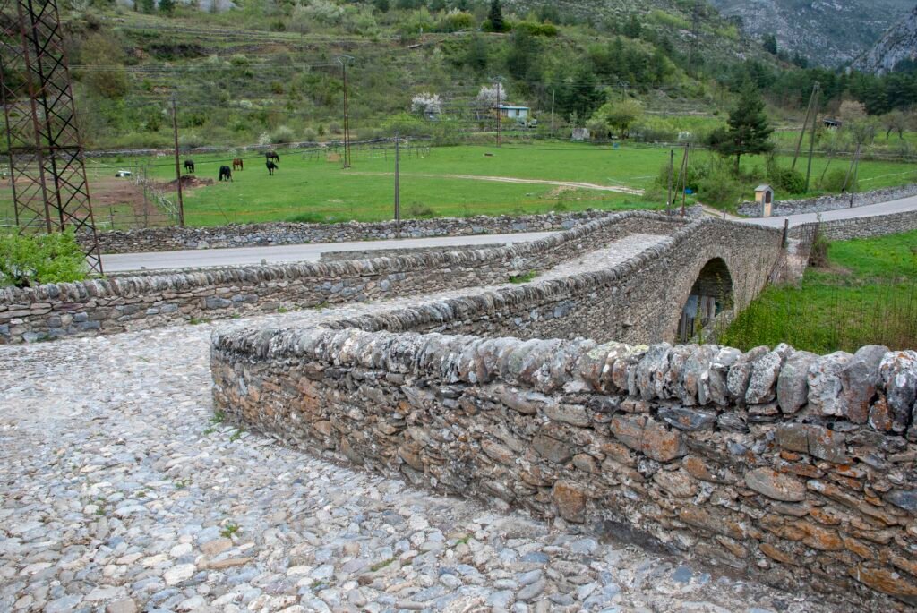 Pont-Coq-La-Brigue Ponte medievale Pont du Coq a La Brigue, immerso nella natura della Valle Roya