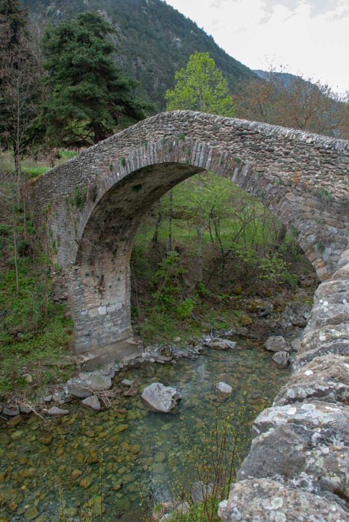 Ponte-Coq-Valle-Roya Ponte medievale Pont du Coq a La Brigue, immerso nella natura della Valle Roya