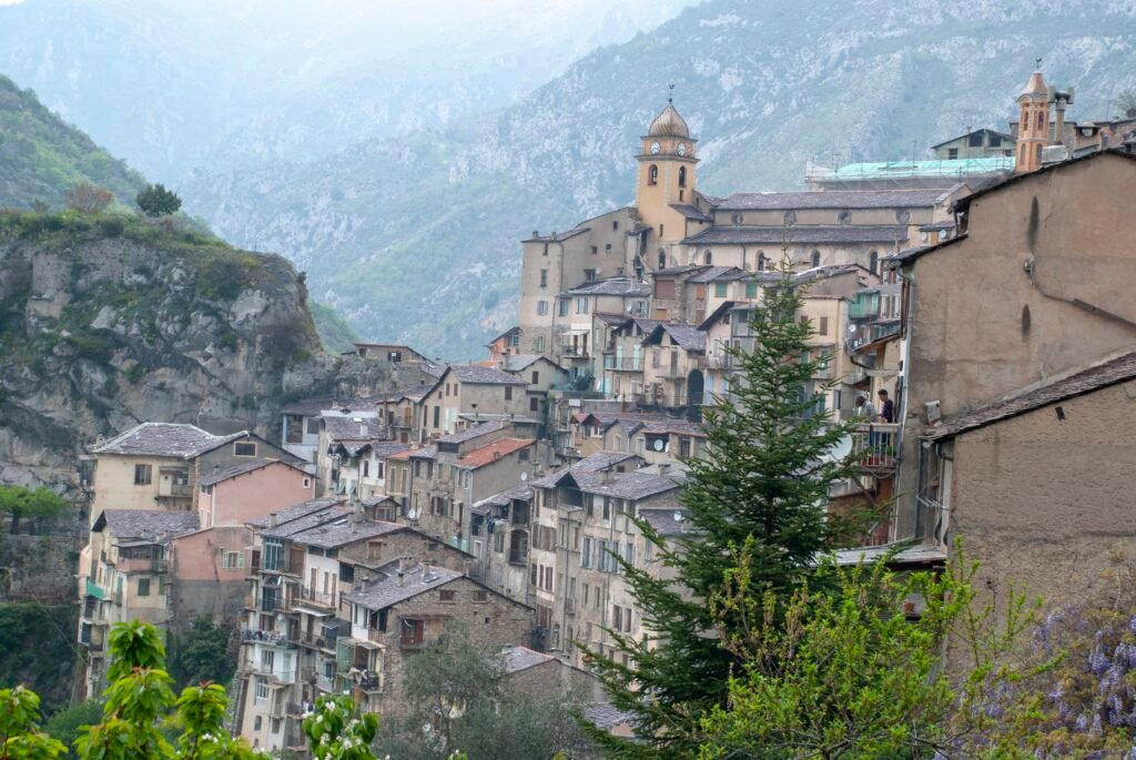 Saorge-Valle-Roya Case arroccate e strette vie a Saorge uno dei borghi più suggestivi della Valle Roya