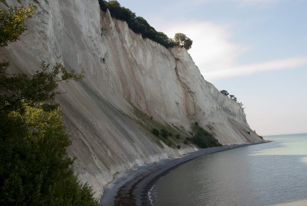La spiaggia delle scogliere bianche di Mons Klint in Danimarca