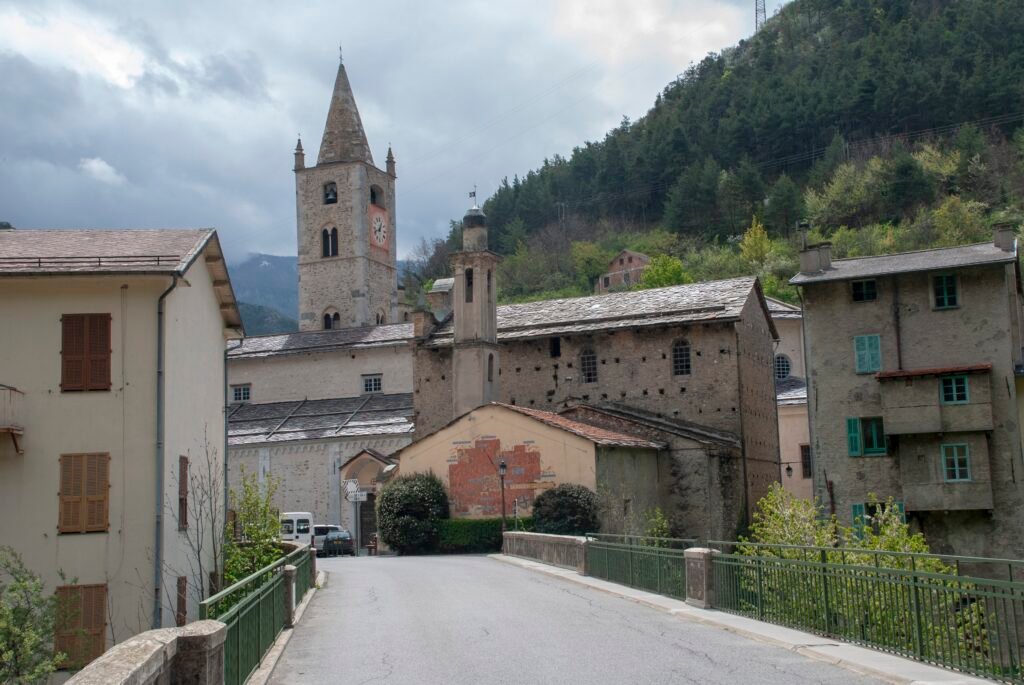 borgo-La-Brigue Veduta del borgo medievale di La Brigue, con le sue case in pietra e vicoli caratteristici