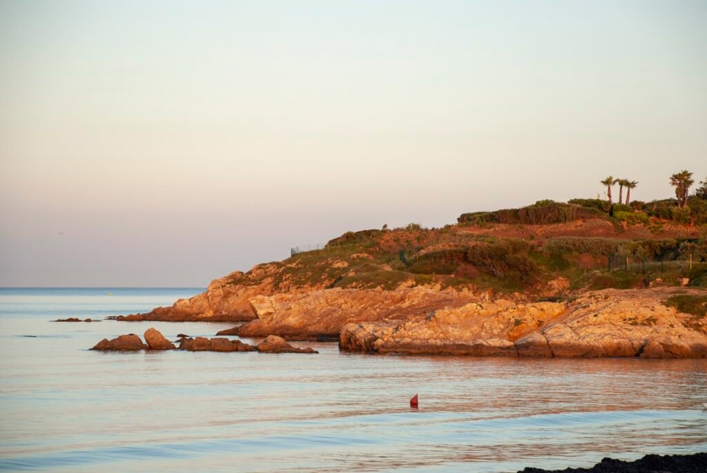 Tramonto a Ramatuelle Tramonto sulla spiaggia di Pampelonne in Costa Azzurra, vicino all'area sosta camper Bonne Terrasse