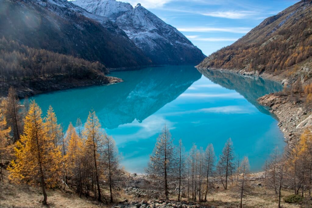 Foliage al Lago di Place Moulin in Valle d'Aosta