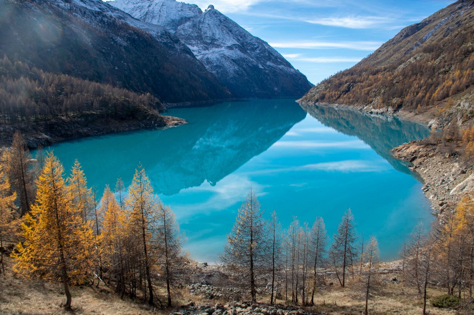 Foliage al Lago di Place Moulin in Valle d'Aosta
