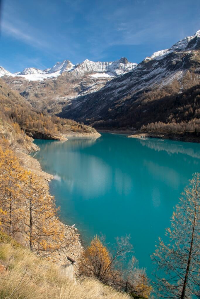 I colori del foliage al Lago della diga di Place Moulin