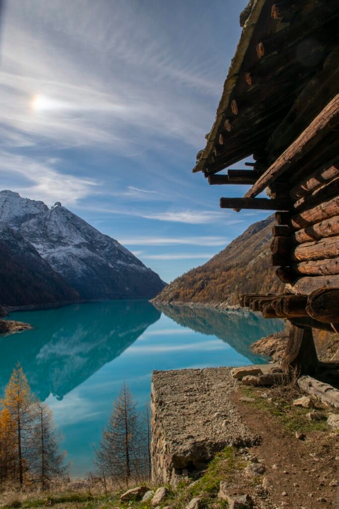 Paesaggi autunnali al lago di Place Moulin in Valle d'Aosta