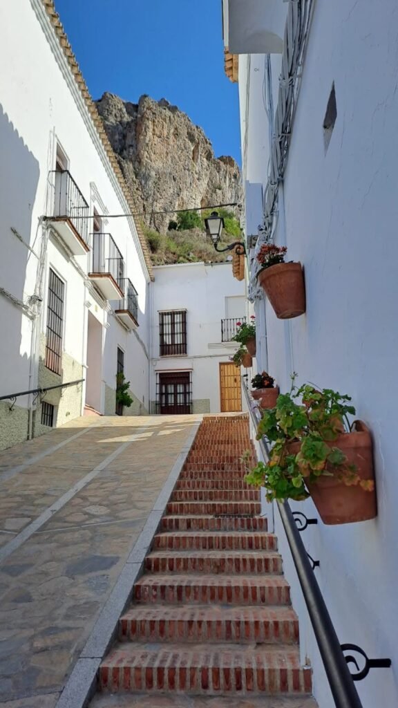 Pueblo di Zahara de la Sierra: Andalusia in camper