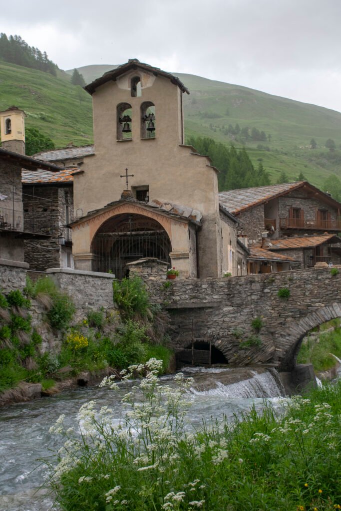Chianale-Valle-Varaita Fresco a Chianale, uno dei borghi più belli d'Italia in Piemonte
